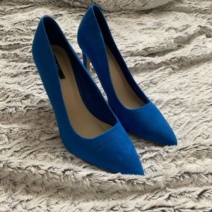 Blue suede pumps😍